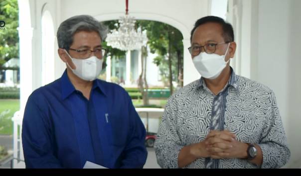 Kepala Otorita IKN Nusantara Bambang Susantono bersama Wakil Kepala Otorita IKN Dhony Rahajoe memberi keterangan pers usai bertemu Presiden Jokowi di Istana Merdeka, Jumat (18/3/2022). (Sumber: YouTube Sekretariat Presiden)