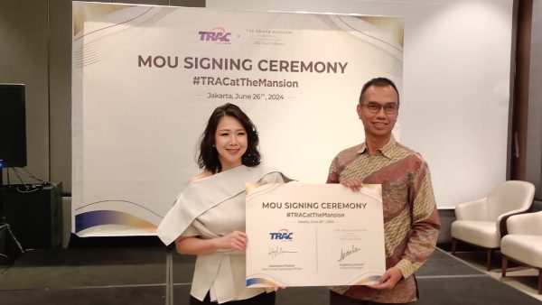 Foto Kiri ke Kanan Ibu Angelina Lazuardi, General Manager The Grand Mansion Menteng dan Halomoan Fischer, Chief Operating Officer TRAC.
