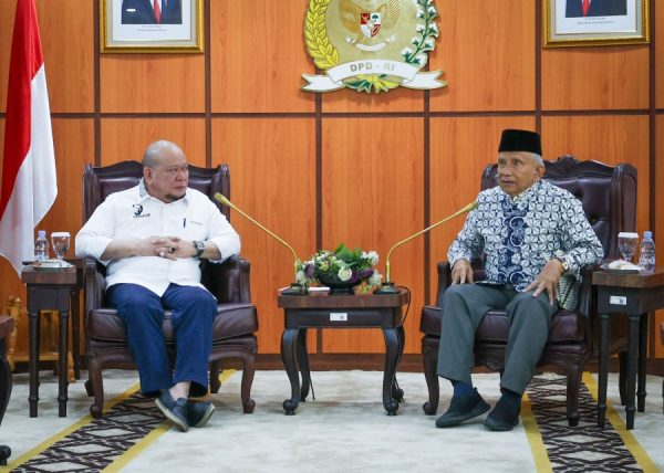 Foto Kiri ke Kanan: Ketua DPD RI AA LaNyalla Mahmud Mattalitti dan Mantan Ketua MPR RI Amien Rais