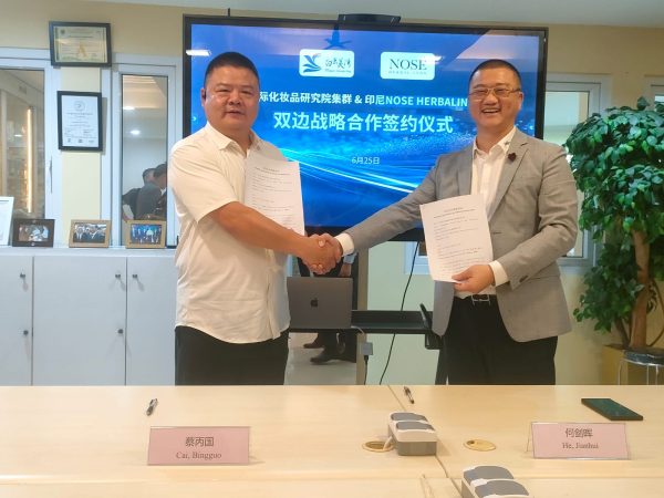 Chairman Guangzhou Baiyun Meiwan Technology Development Co., Ltd., Cai, Bingguo (kiri) dan Direktur PT Nose Herbalindo, Kim Ho (kanan) berfoto usai penandatanganan Mou untuk investasi di bidang industri kecantikan di Jakarta, Rabu (26/6/2024).