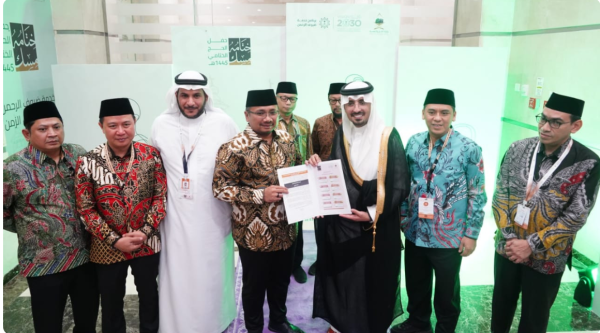 Menag Yaqut terima surat pemberitahuan kuota haji 2025 dari Wakil Kementerian Haji dan Umrah Saudi 'Ayed Al Ghuwainim (Foto: Humas Kemenag RI)
