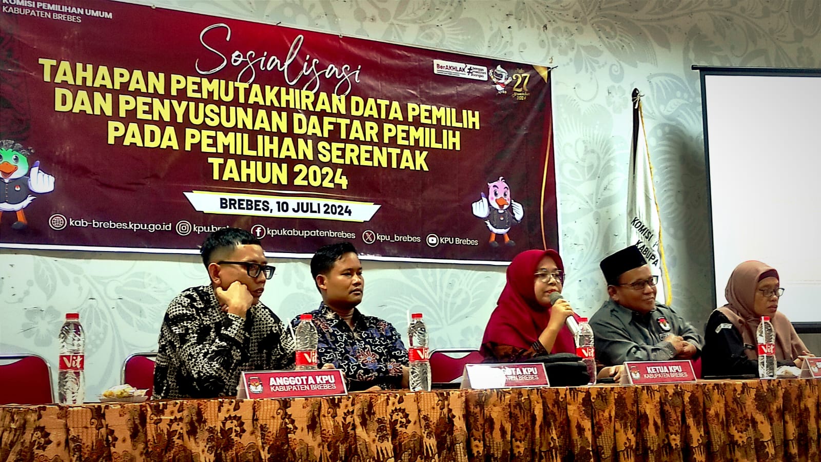 Manja Damanik, Ketua KPUD Brebes dalam sosialisasi DPT hari ini. (Lukman Hqeem/Beritakota)