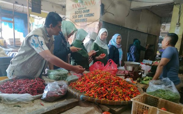 Badan Pangan Nasional Tinjau Pasar Baru Bekasi dan Ditemukan Harga Cabai Rawit Merah Masih Tinggi