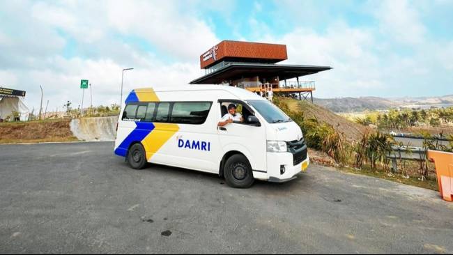 Layanan KSPN DAMRI di Labuan Bajo beroperasi setiap hari mulai pukul 07.00 hingga 17.00 WITA. DAMRI menetapkan tarif yang terjangkau, yaitu Rp 5.000 per perjalanan (Sumber: Damri Indonesia )