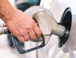 Harga Minyak Naik Seiring Berkurangnya Pasokan AS