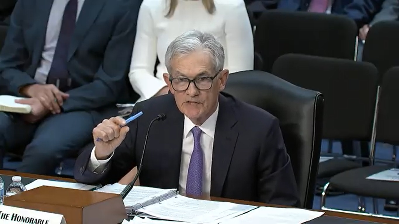 Jerome Powell saat memberikan kesaksian di Capitol Hill. (Istimewa)