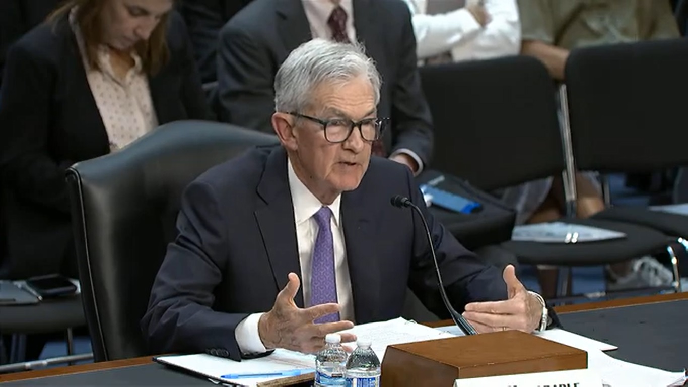 Jerome Powell saat memberikan kesaksian di Senat pada Selasa (09/07/2024). (istimewa)