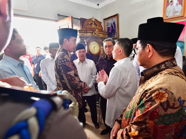 Presiden Jokowi melakukan takziah ke rumah duka almarhum Hamzah Haz di Matraman, Jakarta, Rabu (24/07/2024). (Courtesy Setkab)