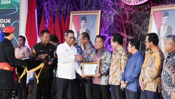 Senior Manager Komunikasi dan Umum PLN Unit Induk Distribusi Jakarta Raya, Haris Andika menerima penghargaan Derap Kerja Sama Jakarta 2024 yang diberikan langsung oleh PJ Gubernur DKI Jakarta, Heru Budi Hartono atas berhasilnya program pemberdayaan masyarakat yaitu Desa Berdjamur.