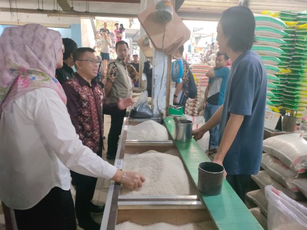 Badan Pangan Nasional (Bapanas) melakukan uji keamanan pangan di Pasar Gudang Tigaraksa, Kabupaten Tangerang, Kamis (18/7/2024).