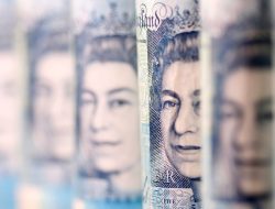 Dolar AS Bertahan Sementara Poundsterling Naik