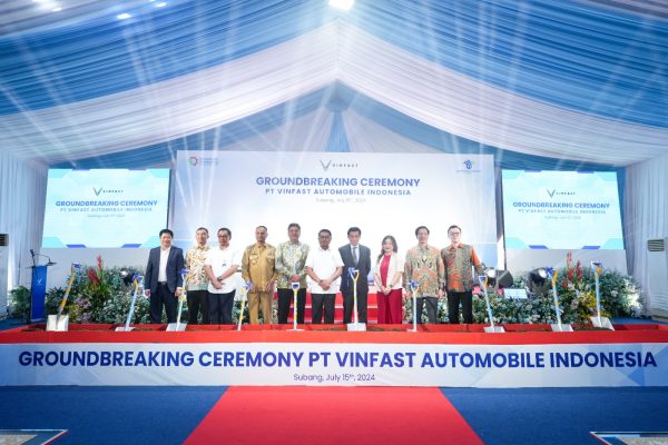 Director of New Plant Setup, An Van Nhat Direktur Industri Maritim, Alat Transportasi, dan Alat Pertahanan Direktorat Jenderal Industri Logam, Mesin, Alat Transportasi, dan Elektronika Kementerian Investasi/BKPM, Dodiet Prasetyo, S.H, M.H. Direktur Sarana Transportasi Jalan Kementerian Perhubungan, Ir. Danto Restyawan, MT PJ Bupati Subang, Dr. Drs. Imran, M.Si, M.A.Cd Plt. Dirjen Industri Logam, Mesin, Alat Transportasi dan Elektronika (ILMATE) Kementerian Perindustrian, Ir. Putu Juli Ardika, MA Kepala Staf Kepresidenan Republik Indonesia, Jenderal TNI (Purn.) Dr. Moeldoko Duta Besar Vietnam untuk Indonesia, Ta Van Thong President Director PT. VinFast Automobile Indonesia, Doan Thi Mai Anh VinGroup Chairmen's Senior Advisor & CEO VGreen Global Charging Station, Dr Nguyen Duc Thanh CEO VinFast Indonesia, Temmy Wiradjaja di lokasi Pabrik Perakitan Kendaraan Listrik VinFast Indonesia di Subang, Jawa Barat (15/07)