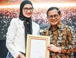 Stafsus Presiden Angkie Yudistia Terima Tanda Kehormatan Satyalancana Wira Karya dari Pemerintah