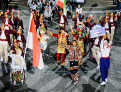 Stafsus Presiden Angkie Yudistia Pimpin Parade Atlet di Perhelatan Paralimpiade Paris 2024