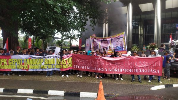 Sejumlah massa yang tergabung dalam Front Kaltim Menggugat menggelar aksi di depan Gedung KPK, Jakarta pada Jumat (2/8/2024).
