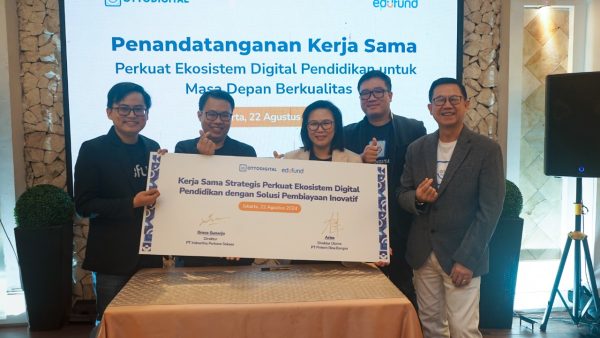 (Kiri ke Kanan) Robin Bastian (Head of Engineering Edufund), Aries (Direktur Utama Edufund), Grace Sunarjo (Direktur OttoDigital), Bobby Pranoto (Direktur OttoDigital) dan Theodorus Wiryawan (CEO OttoDigital) dalam peresmian kerja sama OttoDigital dan Edufund dukung akses pembiayaan pendidikan bebas bunga di perguruan tinggi untuk masa depan berkualitas