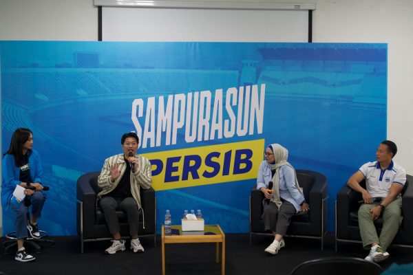 Brand Manager PT Pembiayaan Digital Indonesia (AdaKami) Jonathan Kriss (kedua dari kiri), CEO & Lead Financial Trainer QM Financial Ligwina Hananto (kedua dari kanan), dan Asisstant Coach serta Mantan Pemain PERSIB I Made Wirawan (paling kanan) berbagi tips seputar pengelolaan bisnis UMKM dan finansial dalam kegiatan Sampurasun: Jurus UMKM Naik Kelas yang diadakan pada Jumat (16/8) sore di ITB Innovation Park, Bandung. Kegiatan ini merupakan kolaborasi kedua antara AdaKami dan PERSIB dalam upaya membantu masyarakat dan pelaku UMKM untuk meningkatkan wawasan finansial demi pengelolaan keuangan yang lebih baik.