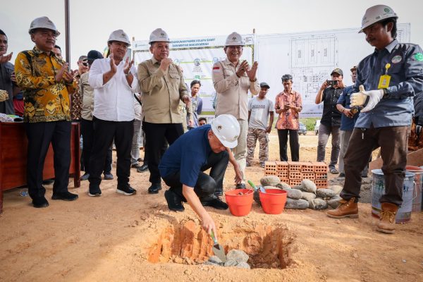 MenKopUKM Teten Masduki Groundbreaking Pabrik Minyak Makan Merah Tingkatkan Kesejahteraan Petani