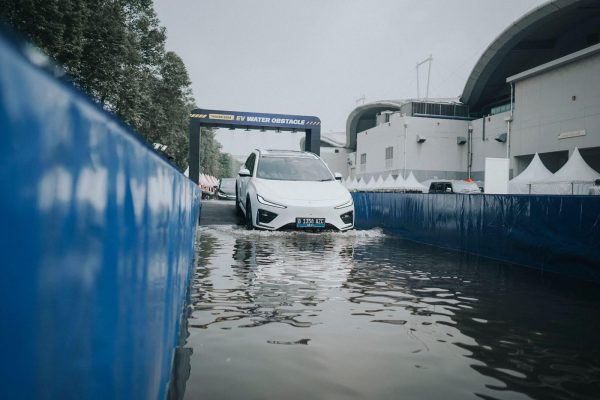 Tips Aman Berkendara dengan Mobil Listrik di Segala Kondisi