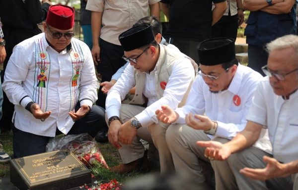 pasangan Calon Gubernur dan Wakil Gubernur Jakarta, Ridwan Kamil-Suswono (RIDO), berziarah ke Taman Pemakaman Umum (TPU) Karet Bivak, Jakarta Pusat, Rabu (25/9/2024). (Foto: Dok. Beritakota.id)