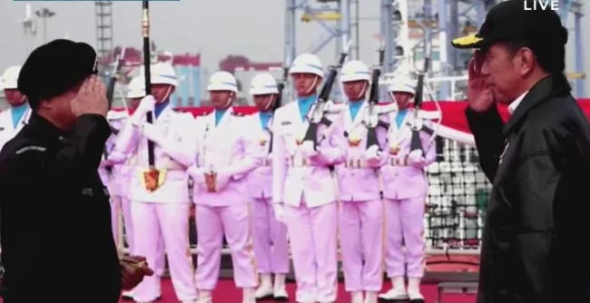 Presiden Joko Widodo (Jokowi) menerima Brevet Kehormatan Hiu Kencana dari TNI Angkatan Laut, pada Sabtu (28/9/2024) pagi. (Sumber: Tangkap Layar Kompas TV.)