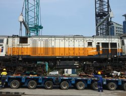 KAI Logistik Kirim Bertahap 4 Lokomotif dan 120 Gerbong Datar Seberat 2.152 Ton