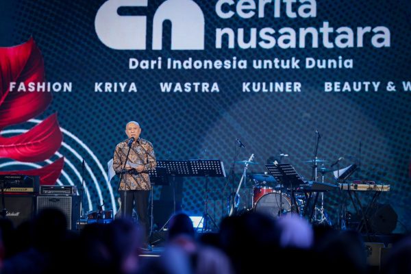 MenKopUKM dalam sambutannya sekaligus membuka acara Cerita Nusantara 2024 bertajuk ‘Dari Indonesia untuk Dunia’ di Istora Senayan, Jakarta, Jumat (27/9/2024) (Foto: Dok. Humas KemenKopUKM)