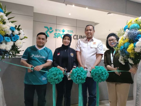 RS EMC Pekayon resmi meluncurkan layanan terbarunya, Sport Clinic, yang dirancang khusus untuk memenuhi kebutuhan kesehatan para pecinta olahraga di Bekasi dan sekitarnya. Peresmian ini ditandai dengan prosesi pengguntingan pita, dihadiri oleh sejumlah tokoh penting, Jumat (27/9/2024). (Foto: Dok.Beritakota.id)