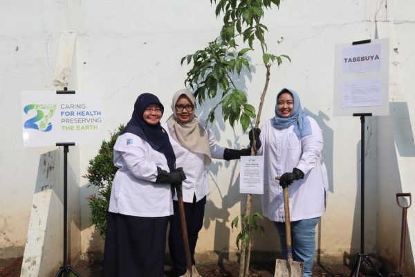 Dari kiri ke kanan Ibu Lisa – VD Finance, dr Nuri Azizah – VD Medical Services, Ibu Devi D Pritasari – Direktur Klinik