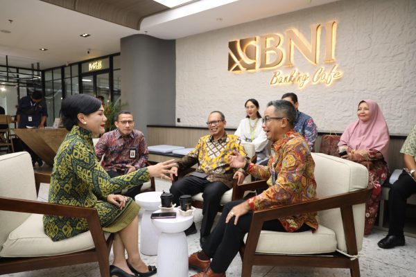 Bersama Otoritas Jasa Keuangan (OJK), BNI dan beberapa lembaga keuangan mengadakan aktivitas edukasi literasi keuangan di lingkungan sivitas akademika Fakultas Ekonomi Trisakti