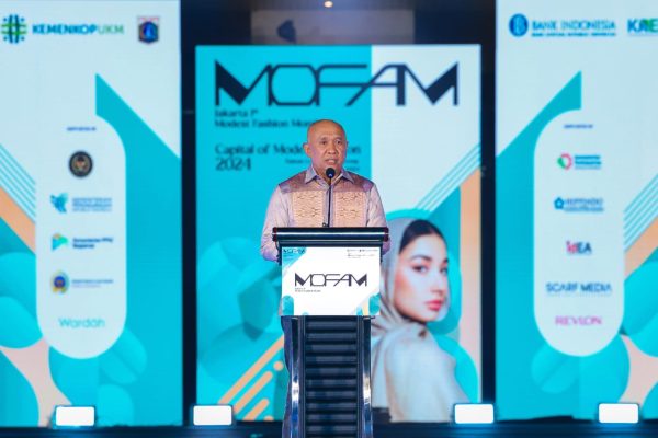 MenkopUKM Teten Masduki pada acara Jakarta 1st Modest Fashion Month (Mofam) di Lapangan Banteng, Jakarta, Minggu malam (13/10).