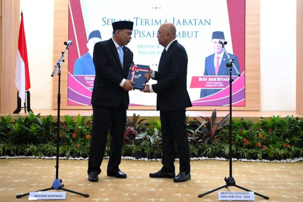enteri Koperasi dan UKM periode 2019-2024 Teten Masduki secara resmi menyerahkan tongkat estafet kepemimpinannya kepada Menteri Koperasi Periode 2024-2029 Budi Arie Setiadi pada Senin (21/10) di Kantor Kementerian Koperasi, Jakarta. (Foto: Humas Kemenkop)