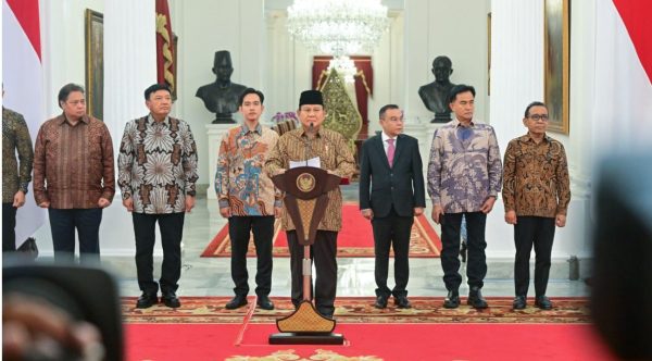 Presiden Prabowo Subianto mengumumkan susunan kabinet pemerintah Republik Indonesia periode 2024-2029 yang diberi nama “Kabinet Merah Putih” pada Minggu malam, 20 Oktober 2024, di Istana Merdeka, Jakarta. Foto: BPMI Setpres