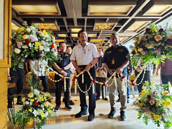 h Menteri Koordinator Bidang Kemaritiman Republik Indonesia Kabinet Indonesia Maju, Luhut Binsar Pandjaitan dan Direktur Utama PT Pegadaian Damar Latri Setiawan, pada Kamis (1710)