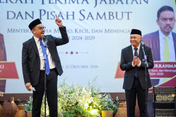 Menteri Usaha Mikro Kecil dan Menengah (UMKM) periode 2024-2029 Maman Abdurrahman melakukan serah terima jabatan dan pisah sambut dengan Menteri Koperasi dan UKM (MenKopUKM) periode 2019-2024 Teten Masduki di gedung Smesco, Jakarta, Senin (21/10/2024).