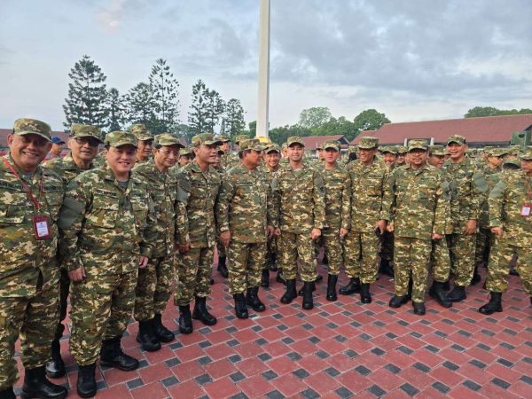 Presiden Prabowo Subianto (tengah) berfoto bersama jajaran Kabinet Merah Putih sebelum mengikuti pelatihan baris-berbaris dengan mengenakan seragam komponen cadangan di Lapangan Sapta Marga, Akademi Militer Magelang, Jawa Tengah, Jumat (25/10/2024) (Foto: Kantor Komunikasi Kepresidenan)