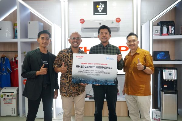Perwakilan Sharp menyerahkan bantuan kepada pengungsi korban gunung meletus Lewotobi melalui mitra nya Human Initiative (Dok.Beritakota.id)