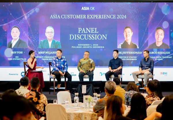 Panel discussion Asia Customer Experience 2024 di Jakarta. Kiri ke kanan Moderator, Roy Toh - CEO Tera System PTE.LTD, Arif Mujahidin - Corporate Communication Director Danone Indonesia, Mark Jefferson Go - Director of Strategy Erajaya Swasembada, Marco Hidalgo - Group Head Digital Touch Point Xl Axiata