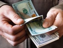 Dolar AS Menguat, Mendekati Posisi Tertinggi Setahun Ini