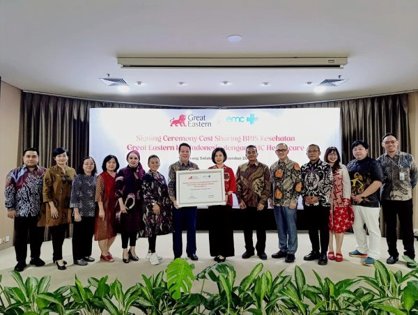Dari kiri ke kanan dr. Deddy Nugroho, MARS, Ph.D, FISQua (Direktur RS EMC Pekayon), dr. Clara Pelita (Direktur RS EMC Tangerang), dr. Julia Sutandar (Direktur RS EMC Pulomas), dr. Meta Dewi Tedjha, Ph.D (Direktur Medis EMC Healthcare), drg. Nailufar, MARS (Direktur Sales & Marketing EMC Healthcare), dr. G.A Kusmiati, MARS, FISQua (Direktur RS EMC Sentul), Jusup Halimi (Presiden Direktur EMC Healthcare), Nina Ong (Presiden Direktur Great Eastern Life Indonesia), Muhammad Nasrun Ihsan (Direktur Marketing AdMedika), R. Daniel Herjun Putranto (Head of Group Insurance Division Great Eastern Life Indonesia), dr. Hendra Parsaoroan Sihite (Head of Group Insurance Operation Great Eastern Life Indonesia), Gustina Yanti (GM Sales and Marketing AdMedika), dr. Steven Setiawan (Head of Operation Division Great Eastern Life Indonesia), dr. Henry Andrean, MHS(HA), MARS, FISQua (Direktur RS EMC Grha Kedoya)