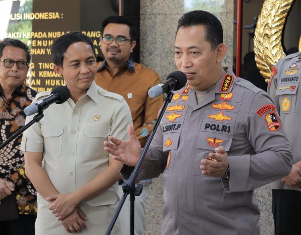 Foto Kiri ke Kanan Menhut Raja Juli Antoni dan Kapolri Listyo Sigit Prabowo