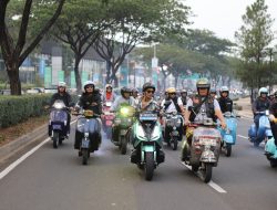Kaka Slank Bersama Ratusan Pecinta Skuter Listrik Kunjungi IMOS 2024