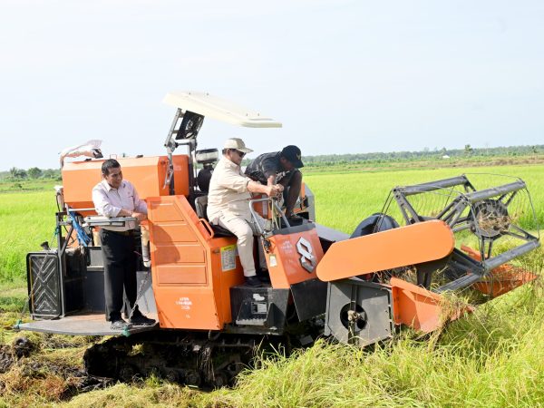 Presiden Prabowo Subianto bersama Menteri Pertanian menaiki traktor lakukan tinjauan lahan pertanian di Merauke