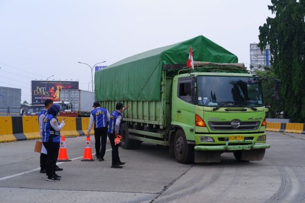 Razia Truk-Truk Sumbu 3 Yang Beroperasi di Hari-hari Besar Keagamaan Nasional