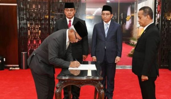 Menteri Energi dan Sumber Daya Mineral (ESDM) Bahlil Lahadalia melantik Djoko Siswanto menjadi Kepala Satuan Kerja Khusus Pelaksana Kegiatan Usaha Hulu Migas (SKK Migas) pada Kamis (7/11/2024) malam. (Sumber: Kementerian ESDM)