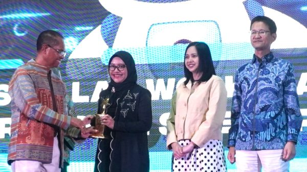 Penghargaan Stellar Workplace Award 2024 diterima oleh Direktur SDM, Reska Putri Praslita