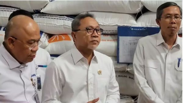 Menko Pangan, Zulkifli Hasan didampingi Direktur Utama (Dirut) Perum Badan Usaha Logistik (Bulog) Wahyu Suparyono, saat melakukan peninjauan ke pergudangan Bulog di Kelapa Gading, Jakarta Utara, Senin (4/11/2024) Foto:Dok.Beritasatu.com