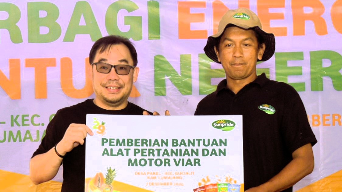 CEO PT Sewu Segar Nusantara (SSN) Cindyanto Kristian, secara simbolis menyerahkan plakat dan bantuan kepada petani di Desa Pakel, Kecamatan Gucialit, Lumajang.
