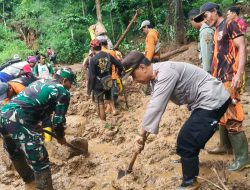 Ribuan Warga Brebes Terisolir Akibat Longsor