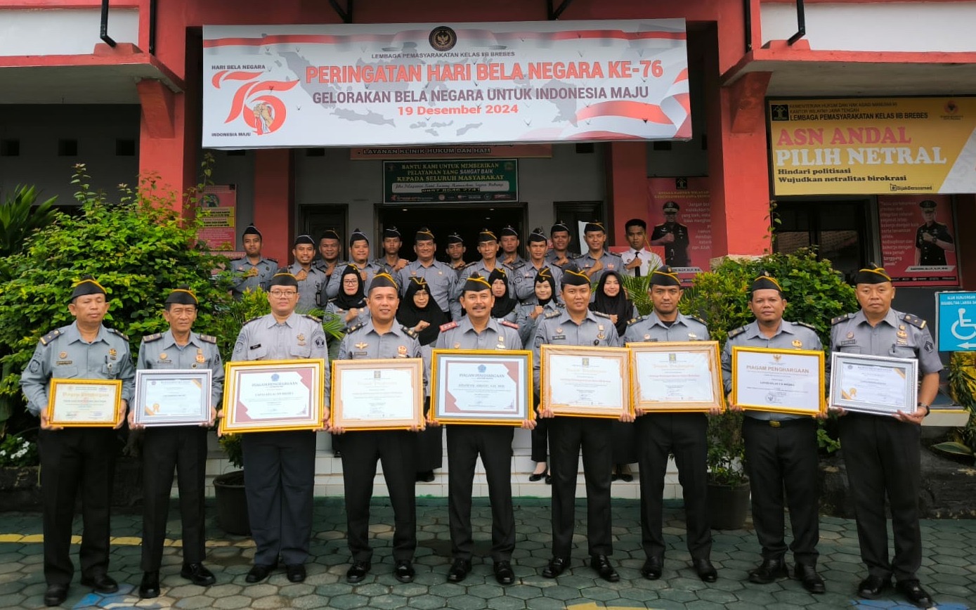 Kalapas dan Pejabat Lembaga Pemasyarakatan (Lapas) Kelas IIB Brebes menyajikan daftar piagam penghargaan yang diraih selama tahun 2024 usai Apel Pagi (Foto: ismail/Beritakota.id)